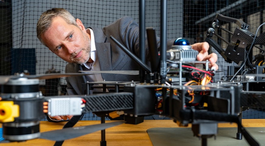 Mirko Kovač fordert mit einem Manifest die Etablierung von «Sustainability Robotics» als neue wissenschaftliche Disziplin. Ziel ist es, Robotik konsequent an ökologischen, gesellschaftlichen und wirtschaftlichen Nachhaltigkeitszielen auszurichten. 