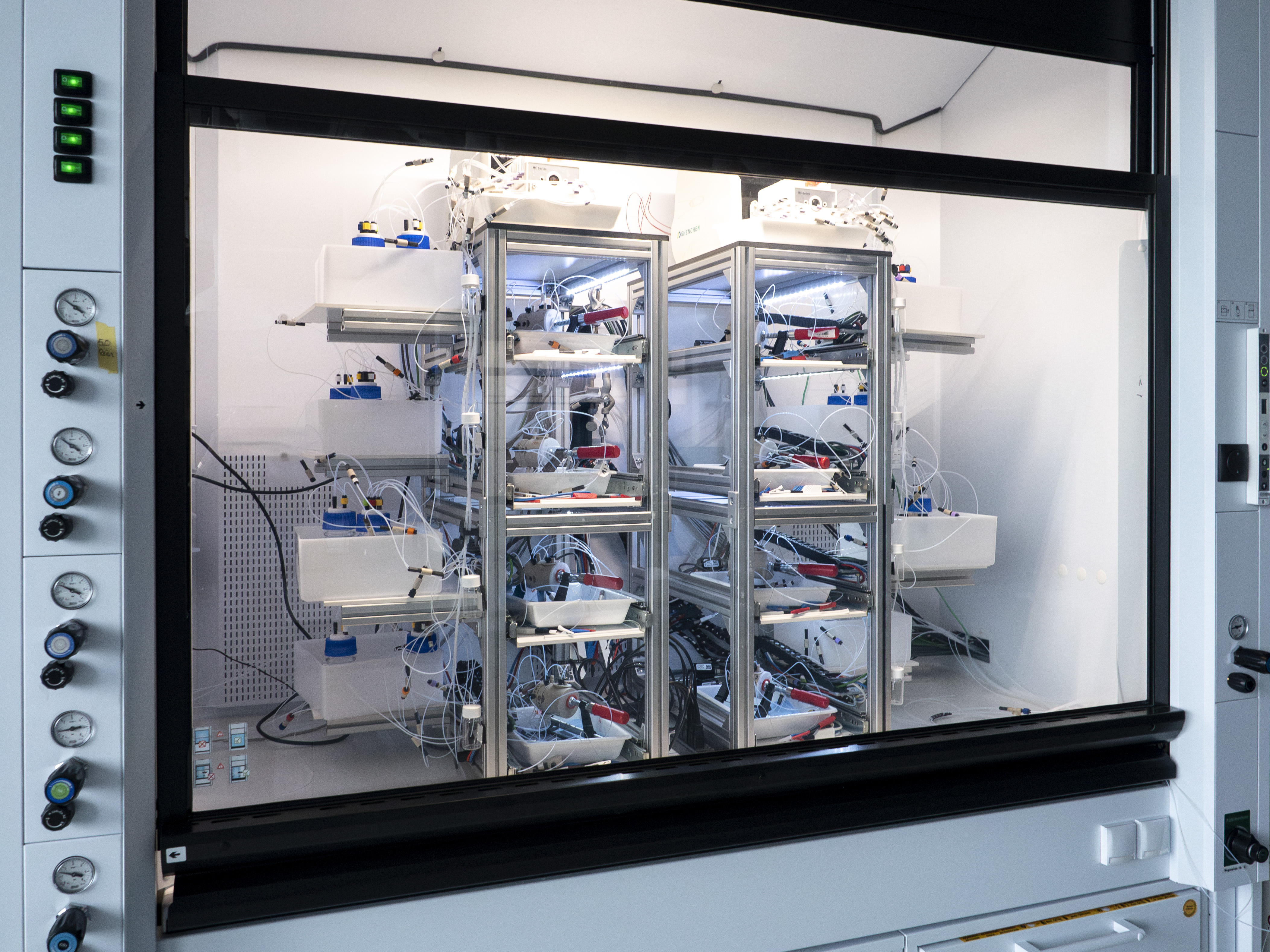 Dank dem Parallelreaktor für die CO₂-Elektrolyse im Empa-Labor «Materials for Energy Conversion» können die Forschenden die Leistung des Katalysators untersuchen. 
