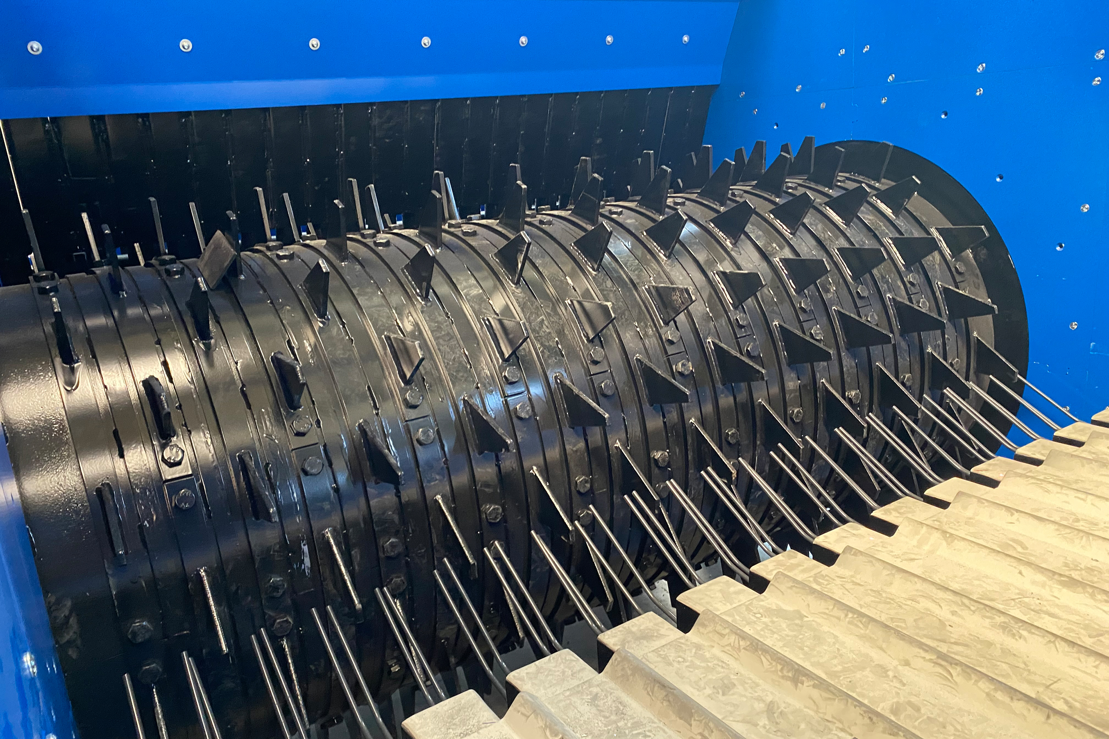 The relative movement of the separately driven drum halves and the pressure arms enables a virtually 100 per cent opening rate and uniform dosing without damaging the material.