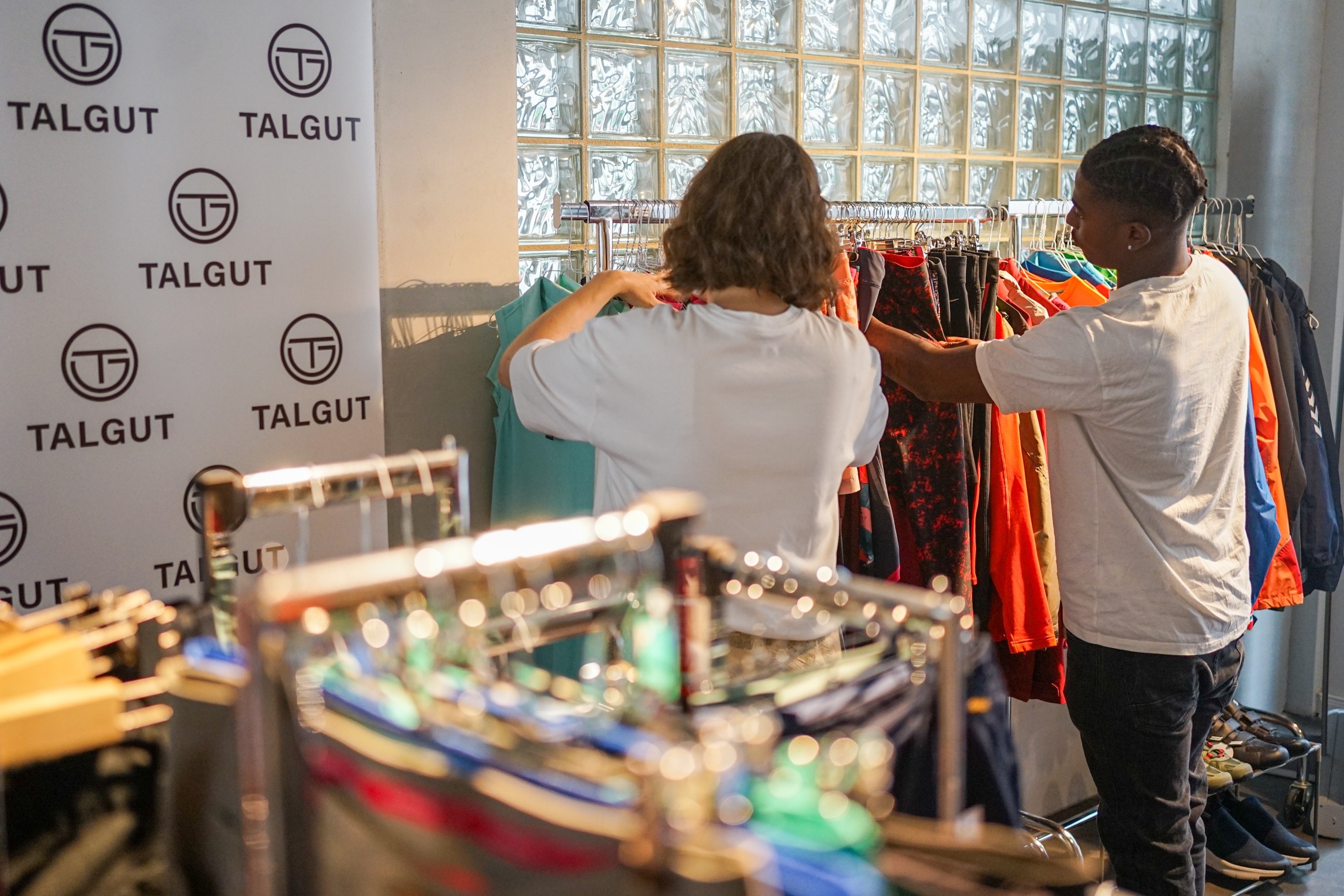 Die von der AWG gesammelten Kleider werden gereinigt, bei Bedarf ausgebessert und dann im Second-Hand-Laden der GESA angeboten. 