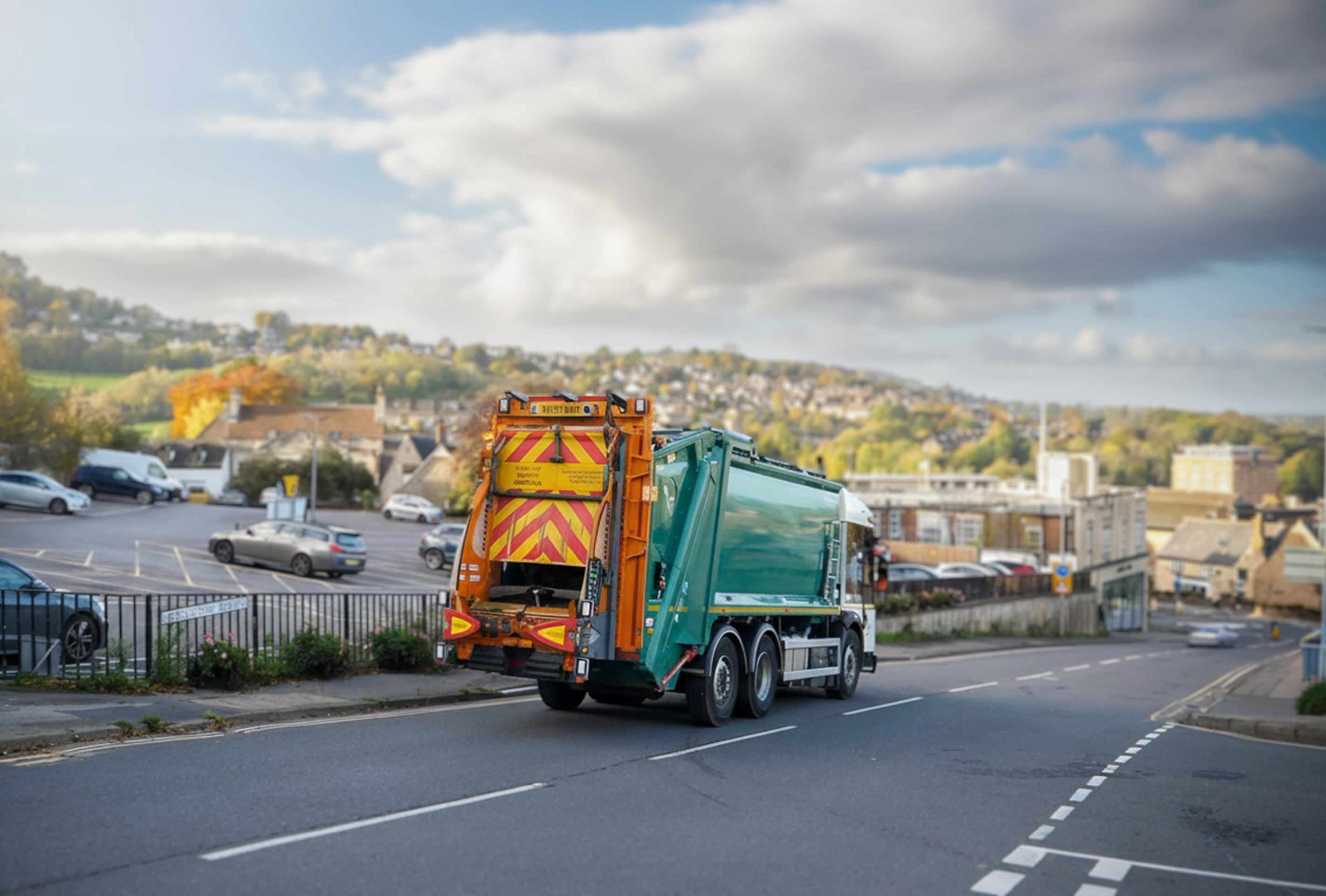 „Stroud und Gloucestershire gehören zu unseren schwierigsten Einsatzgebieten, was vor allem an den geographischen Gegebenheiten liegt“, erklärt Alexander Walsh, Fleet Maintenance and Workshop Manager bei Ubico. „Die Hügel sind sehr, sehr steil. Die Lkw werden beim Bergauffahren stark beansprucht – insbesondere aber beim Bergabfahren. Dabei können sie schnell an Fahrt gewinnen, und viele dieser Fahrzeuge wiegen 26 Tonnen.“ 
