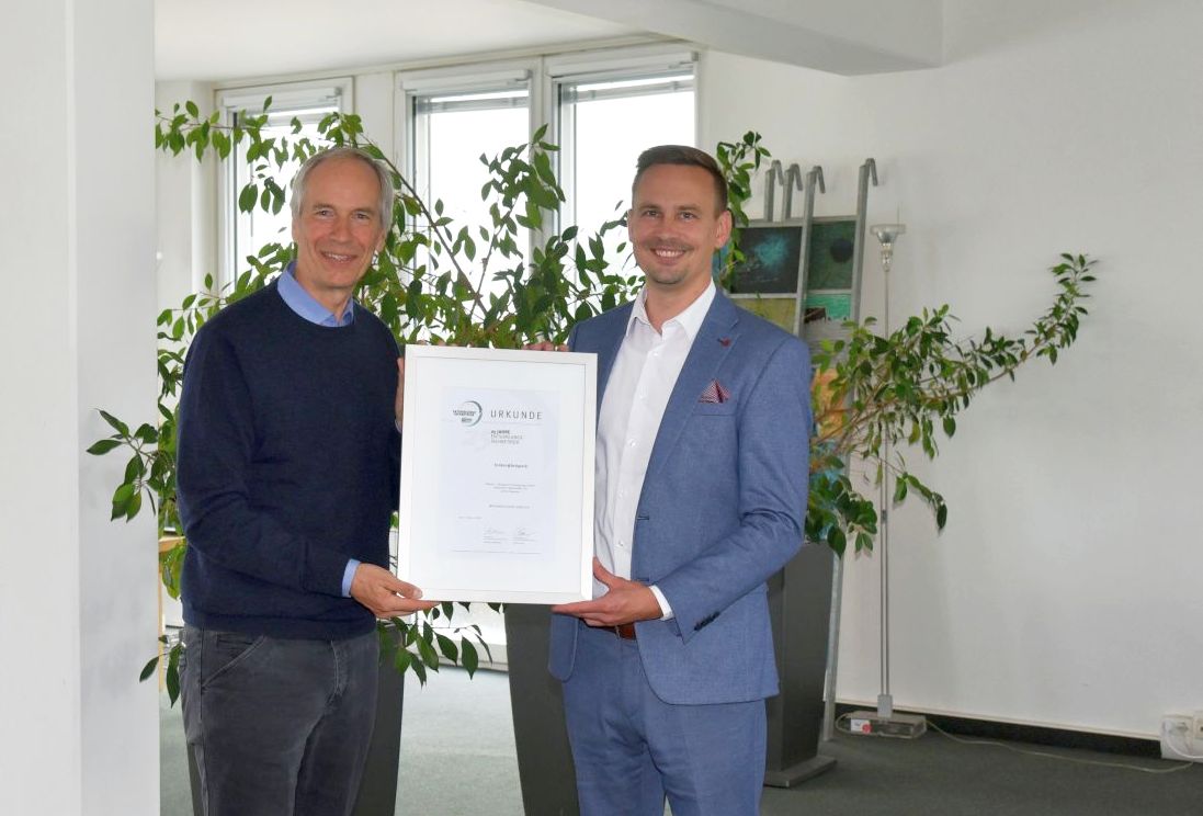 Die Ehrenurkunde überreichte bvse-Geschäftsführer, Jörg Lacher (li.), an Daniel Thiemann, den Geschäftsführer von Becker + Brügesch.