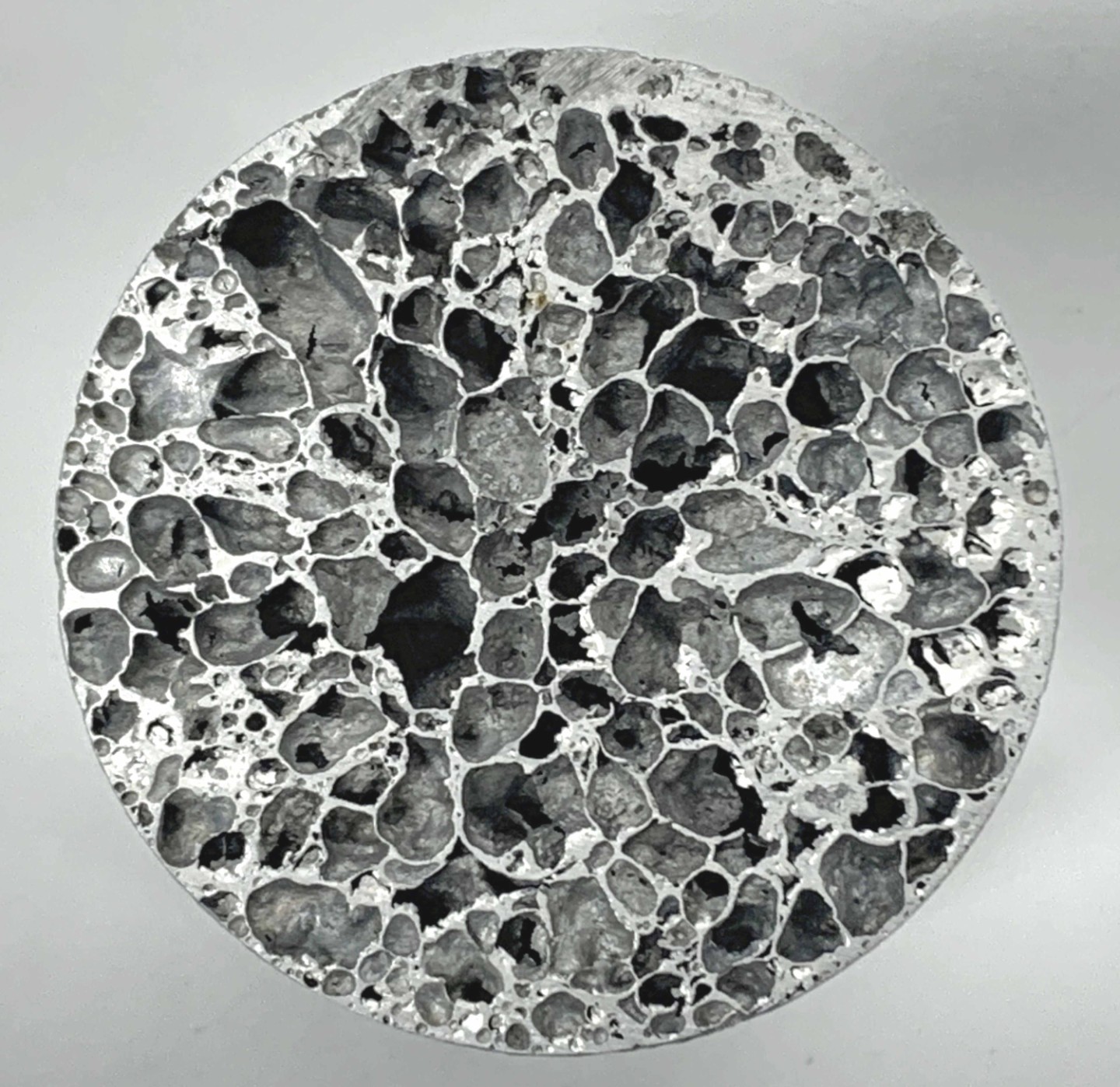 Aluminiumschaumzylinder auf Basis von gemahlenen Spänen: Aus aufbereiteten Spänen entsteht ein Aluminiumschaum mit vergleichbarer Struktur.