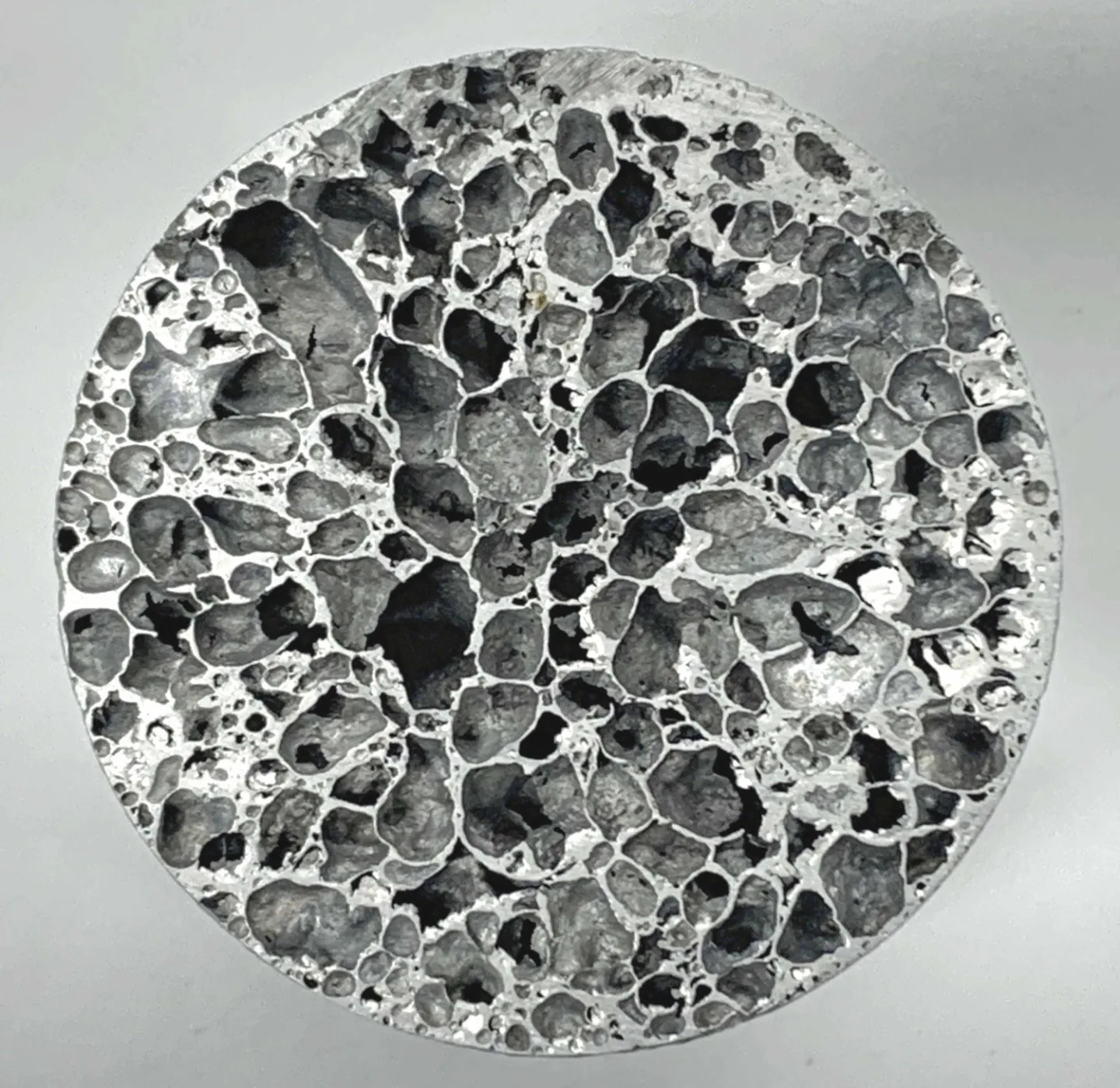 Aluminiumschaumzylinder auf Basis von gemahlenen Spänen: Aus aufbereiteten Spänen entsteht ein Aluminiumschaum mit vergleichbarer Struktur.