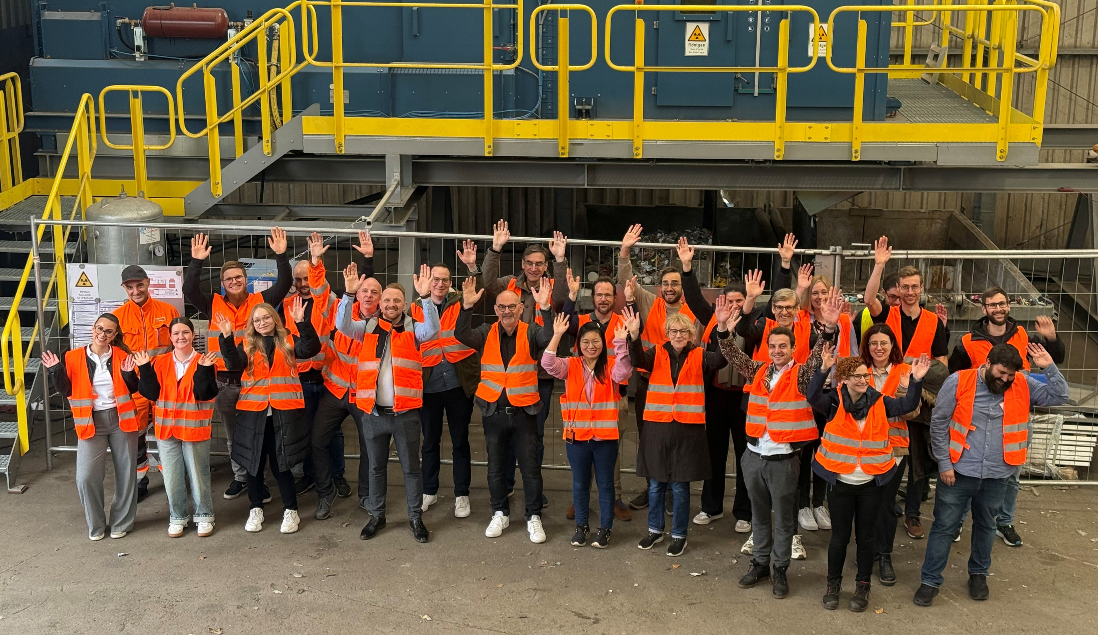 Projektteam des Verbunds K3I-Cycling vor DangerSort, installiert in LVP-Sortieranlage von Lobbe in Iserlohn.