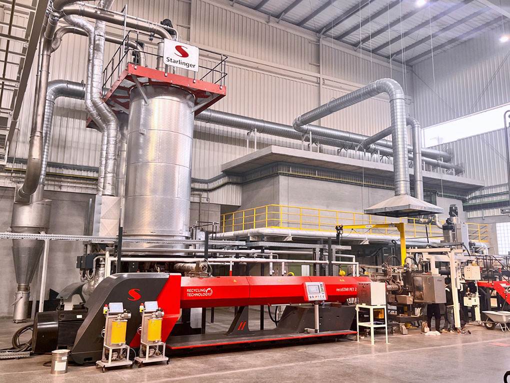 Starlinger’s recoSTAR PET art bottle-to-bottle recycling system produces up to 3,000 kg food-grade rPET per hour. 