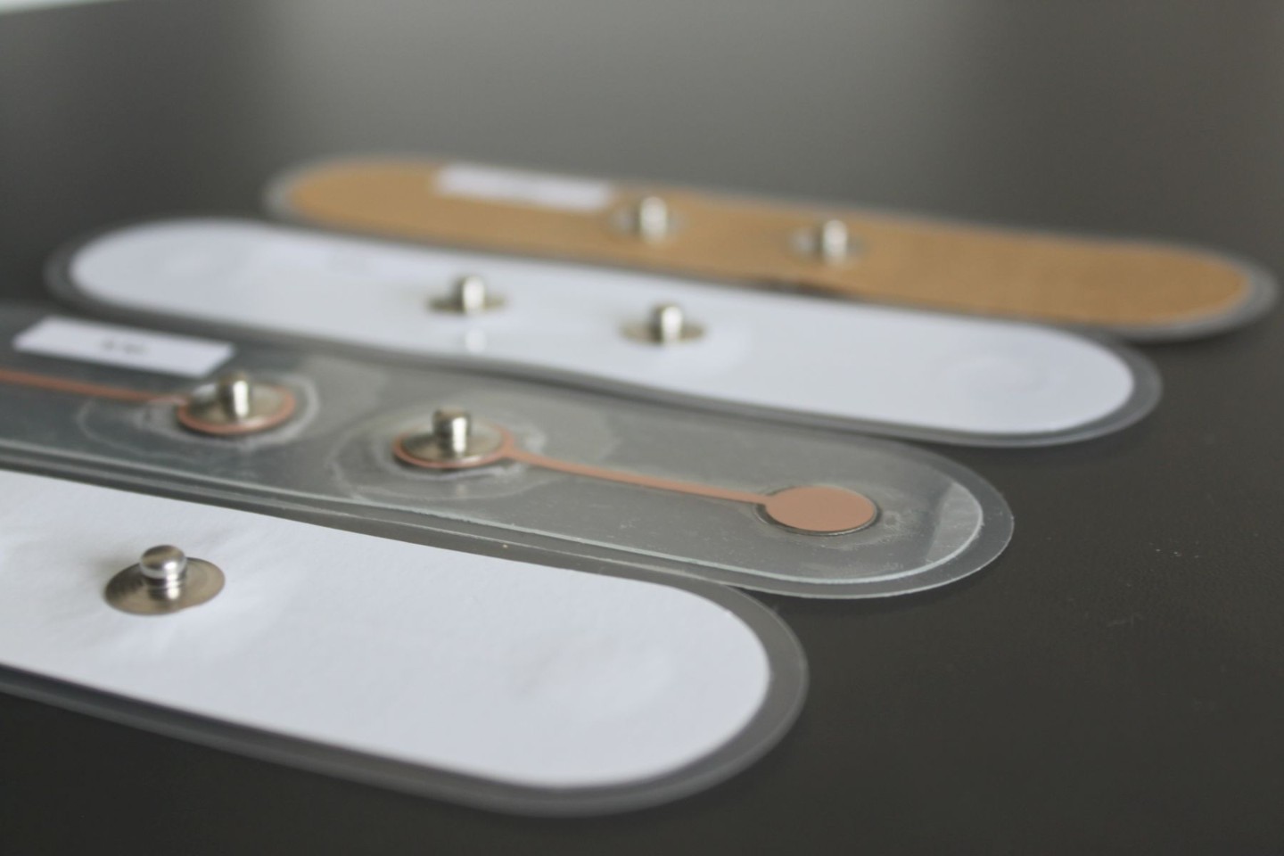 
Elektroden aus Papier und Kupferpaste liefern vergleichbare Signale wie der aktuelle Goldstandard und schneiden deutlich besser in allen Tests zu Umweltauswirkungen ab.
