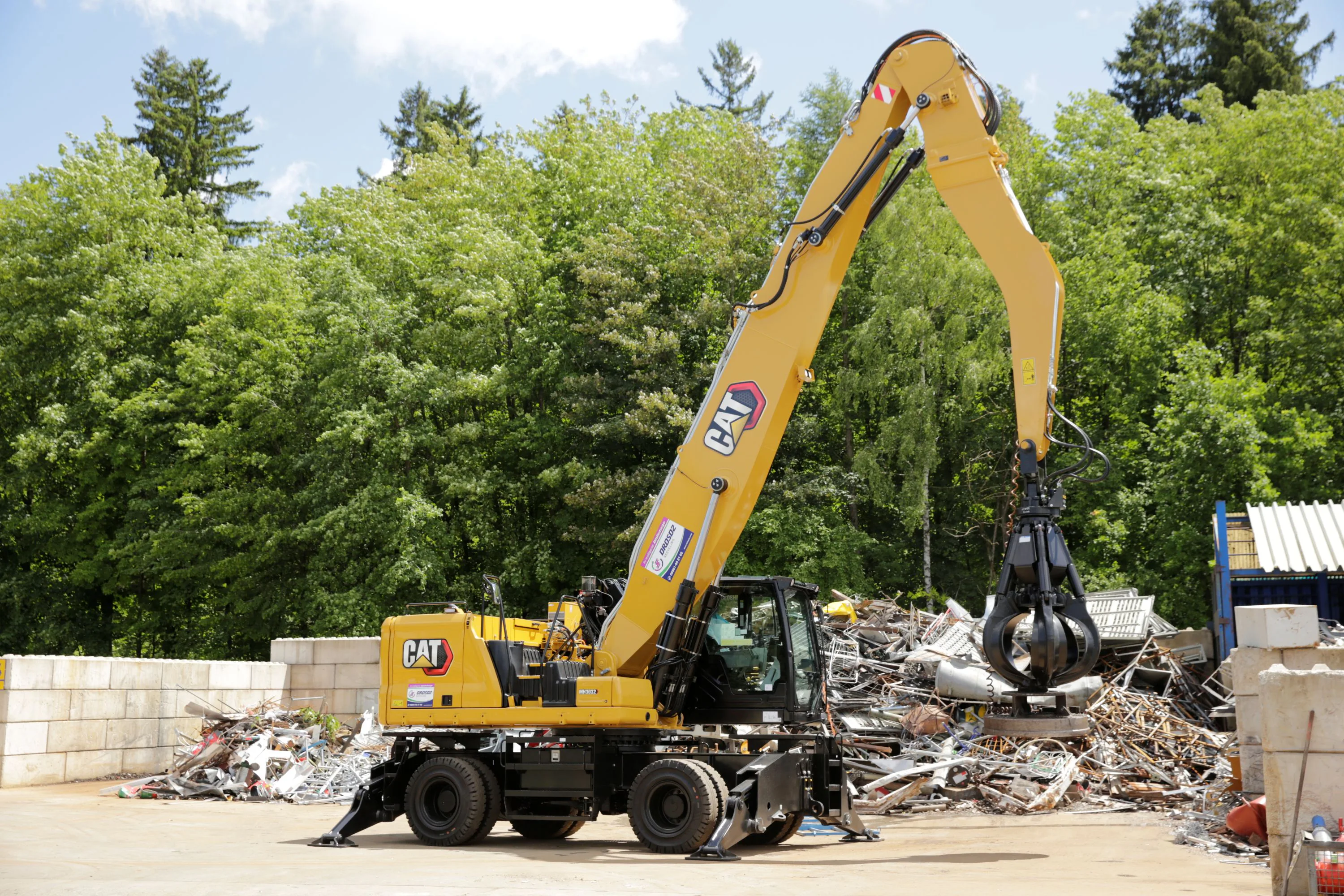 Das Recyclingunternehmen Drosdz hat sich für einen Cat Umschlagbagger MH3032 mit dem ersten vollhydraulischen Schnellwechsler Zeppelin Quick Connect (ZQC) entschieden. Es ist die erste Maschine, die in dieser Konstellation entwickelt wurde und in den Schrotteinsatz ging.