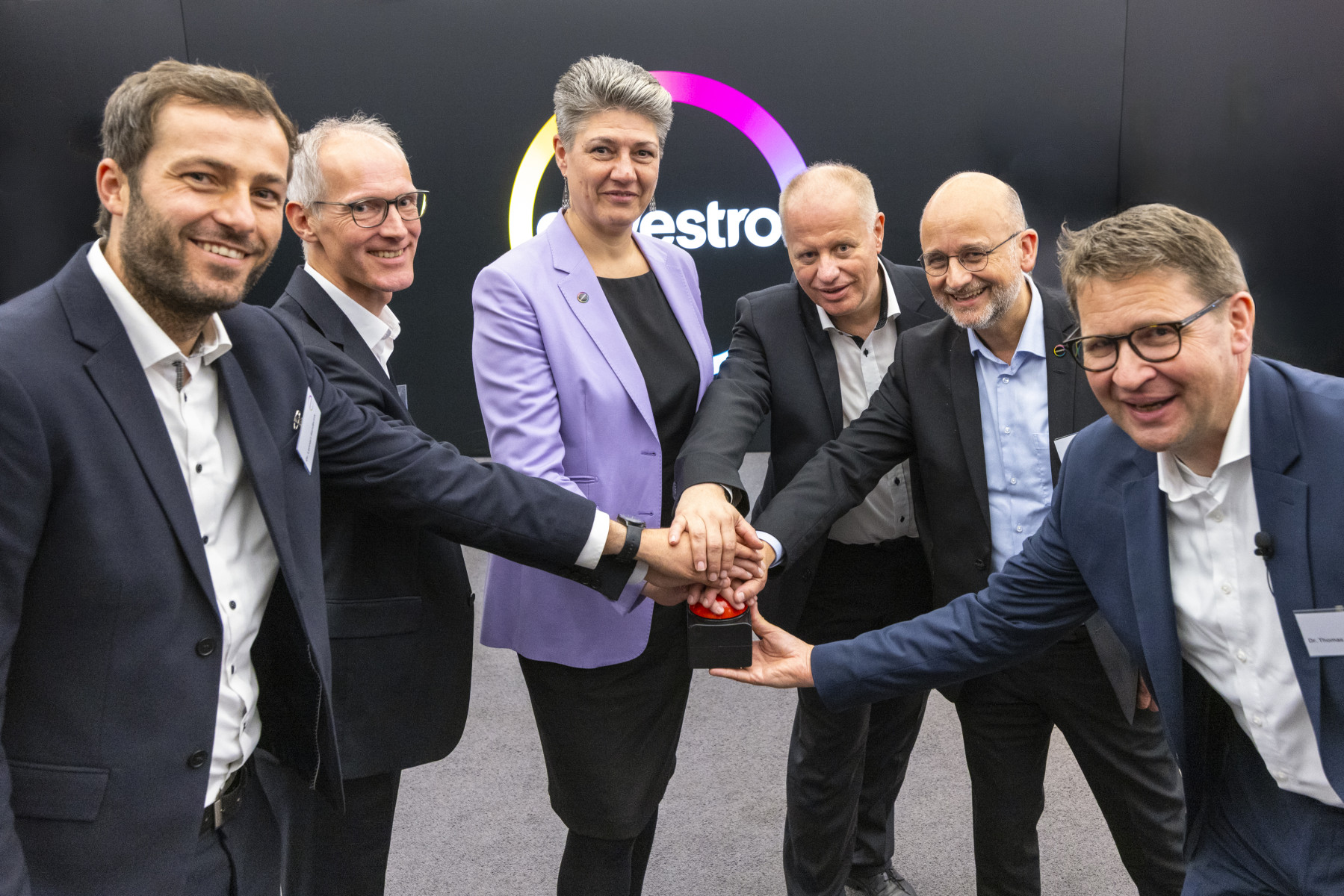 Covestro eröffnet seine neue Pilotanlage für das Recycling von Elastomeren in Leverkusen. Von links nach rechts: Dr. Lennart Sandbrink, Projektleiter Elastomer-Recycling; Dr. Bastian Mahr, Engineering Lead Pilot Plant; Monique Buch, Chief Commercial Officer; Dr. Michael Traving, Plant Manager Piloting; Dr. Markus Dugal, Head of Process Technology; und Dr. Thomas Braig, Leiter der Geschäftseinheit Elastomers. 