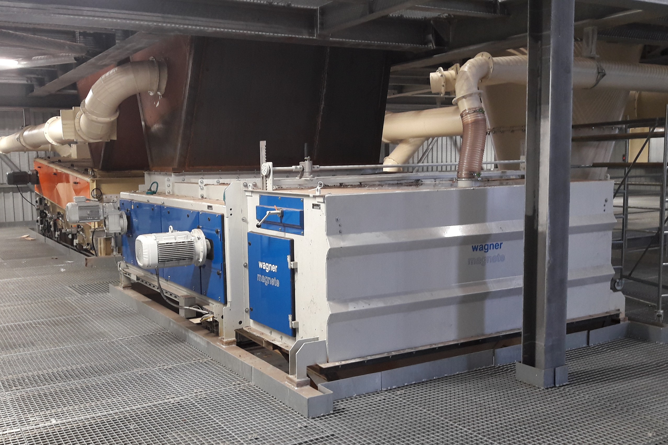 Ein Nichteisenabscheider von Wagner Magnete im Einsatz in einer Recyclinganlage: Die neue Mantelklemmung soll Stillstände durch abgerissene Befestigungsschrauben künftig verhindern. (Quelle: Wagner Magnete)