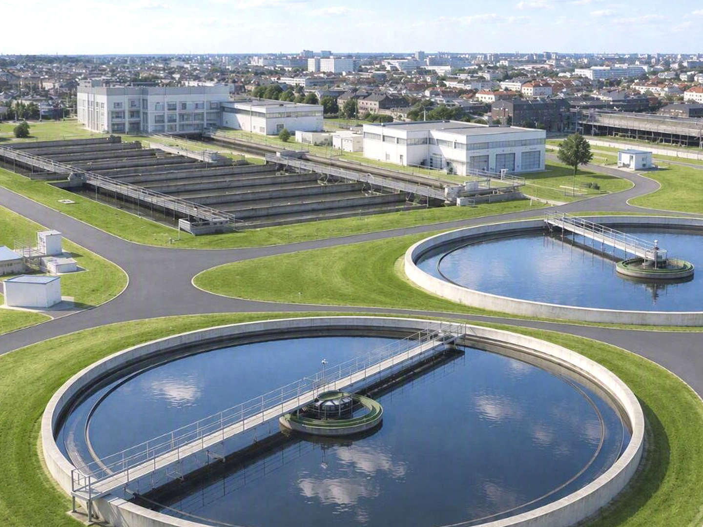 Eine vierte Reinigungsstufe soll Kläranlagen dabei unterstützen, Arzneimittelrückstände, Industriechemikalien und weitere Mikroschadstoffe aus dem Abwasser zu entfernen.