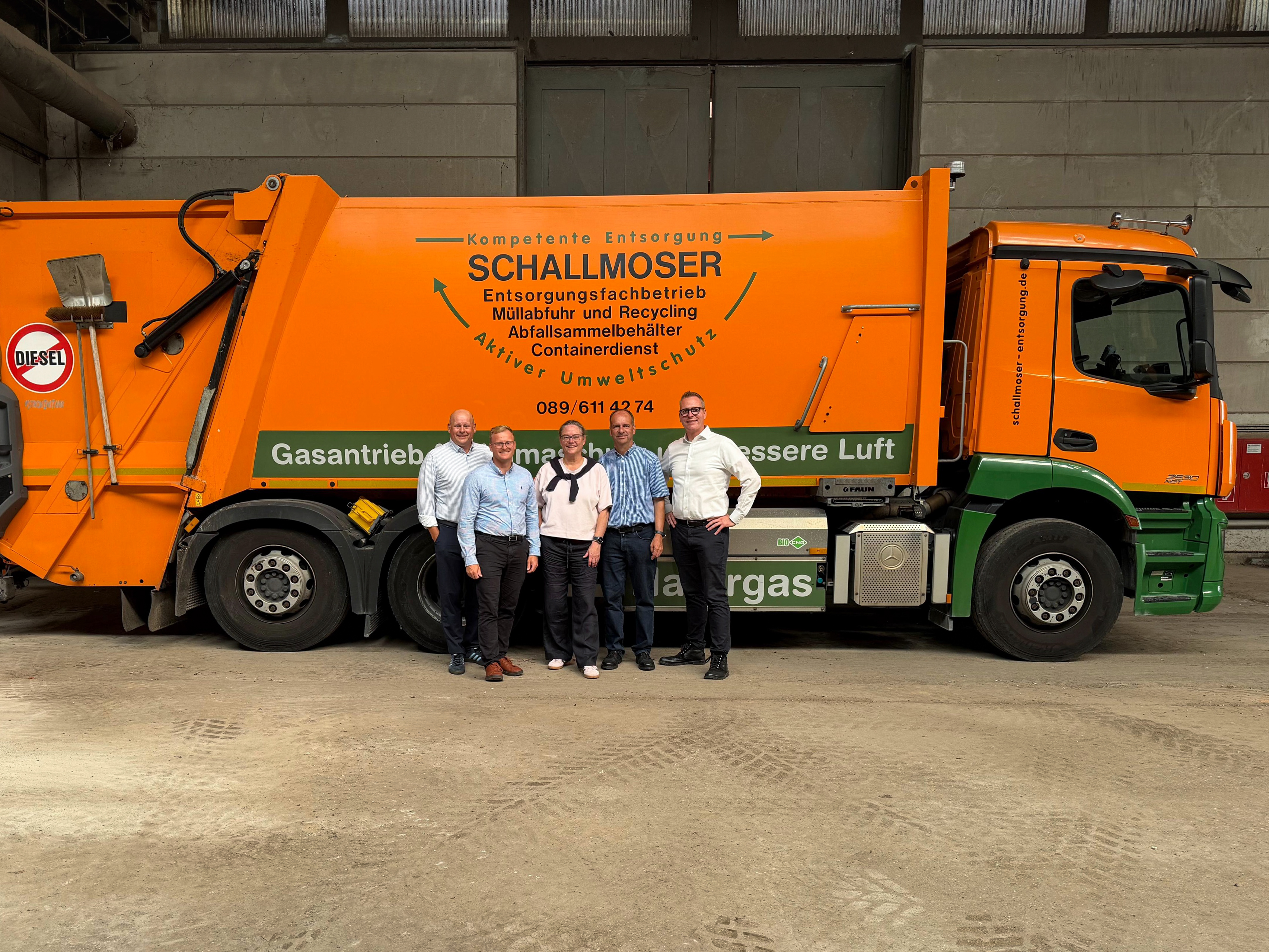 Zum 1. September 2026 wird die Schallmoser-Entsorgung GmbH & Co. KG aus Unterhaching Teil der HEINZ-Gruppe. V.l. Otto Heinz, Otto Georg Heinz, Claudia Schallmoser, Hans Schallmoser und Christoph Heller
