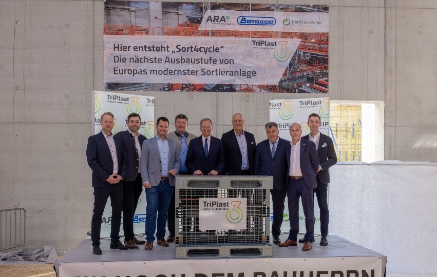 V.l.n.r.: Denis Völler (Geschäftsführer Der Grüne Punkt/TriPlast), Jürgen Secklehner (Geschäftsführer ARAplus/TriPlast), Kurt Bernegger (Geschäftsleitung Bernegger/TriPlast), Kurt Bernegger (Geschäftsleitung Bernegger), Landeshauptmann Thomas Stelzer, Thomas Eck (ARA Vorstand), Johannes Abentung (Generalsekretär BMLUK), Alfred Berger (ARA Aufsichtsratsvorsitzender, NÖM Vorstand), Harald Hauke (ARA Vorstandssprecher)