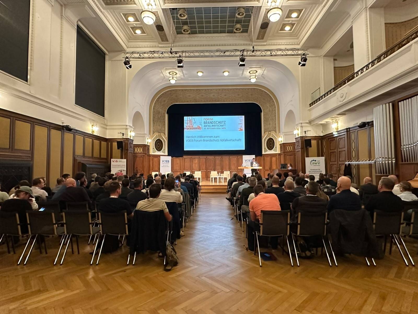 Rund 130 Vertreter:innen aus der Abfallwirtschaft, dem Versicherungswesen, der Feuerwehr und der Wissenschaft nahmen am diesjährigen Forum Brandschutz Abfallwirtschaft des VOEB teil. 