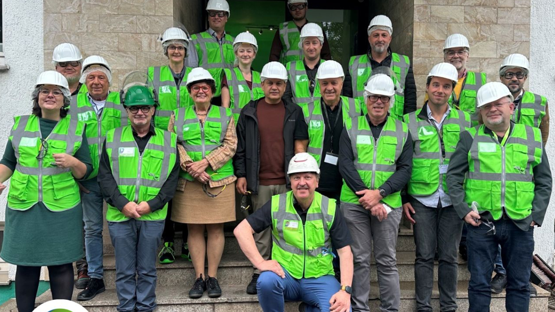 20 Partner der AZuR-Projektgruppe Chemisches Recycling kamen am 1. Oktober 2026 bei der Pyrum Innovations AG in Dillingen/Saar zusammen: Dr.-Ing. Ann-Kathrin Andresen, Dr. Sebastian Bogdahn, Bonk Dominique, Heiko Buse, Ahmet Ciboglu, Atlay Cigdem, Frank Cremer, Peter Gohl, Martijn Gootjes, Marjolein Groeneweg, Anna Maria Guth, Christina Guth, Hüseyin Karacadag, Sebiha Karacadag, Pascal Klein, Claus Lamer, Dr. Bernd Löwenhaupt, Pauline Manhart, Michał Mikuśkiewicz, Noyan Ören, Ivan Perez Rosino, Jonas Petzke, Philippe Rotgänger, Ralf Schwarz und Michiel van Koeverden. 