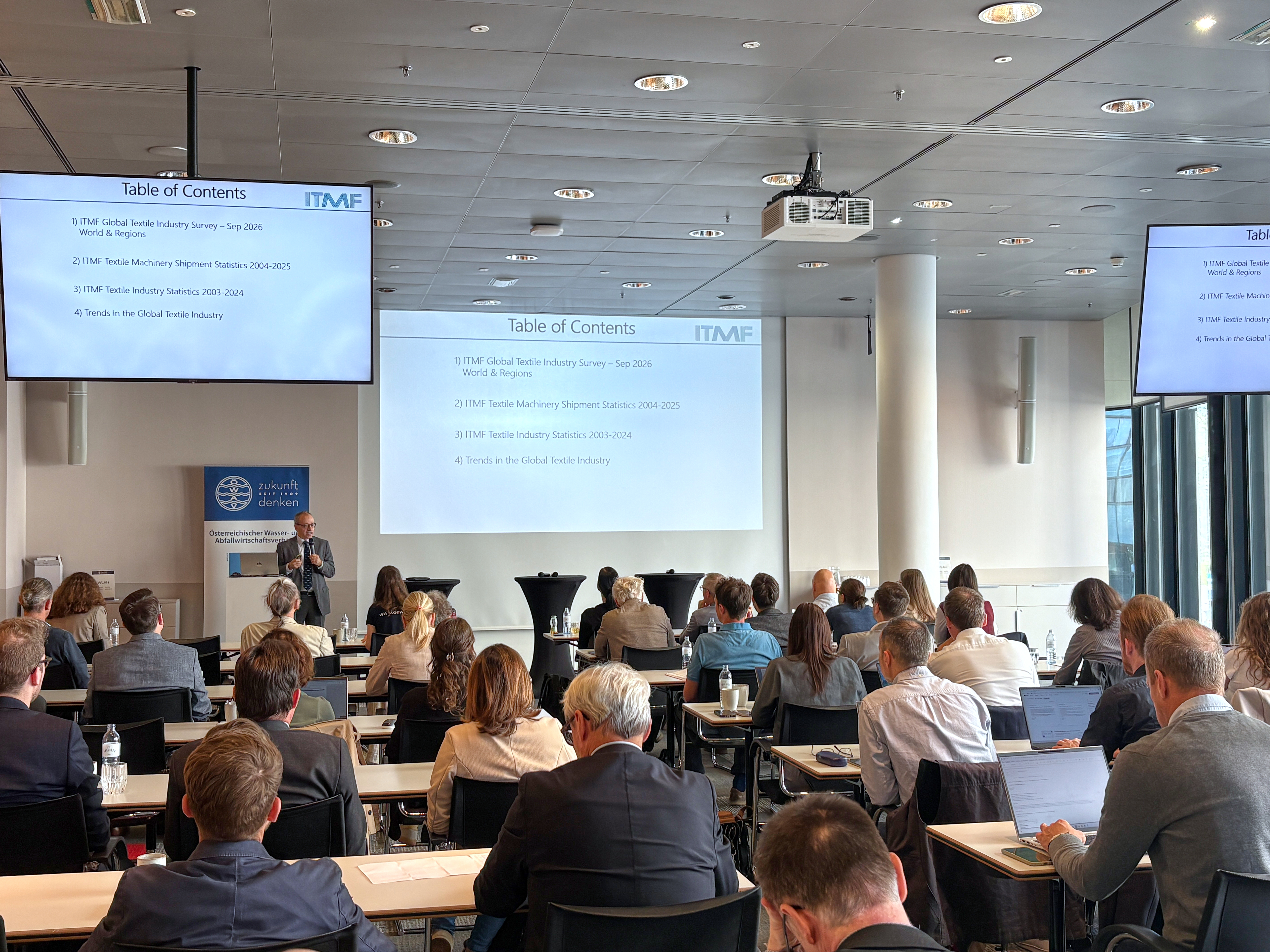 Christian Schindler, International Textile Manufacturers Federation (ITMF) hielt die Keynote vor zahlreichen TeilnehmerInnen des ÖWAV-Seminars zum Thema Alttextilien 
