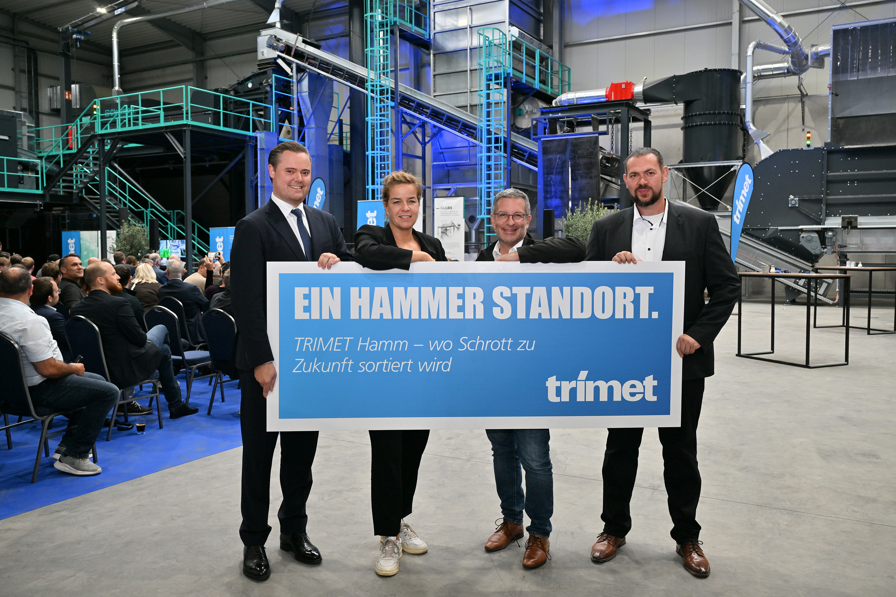 Gaben den Startschuss für die Sortieranlage: Trimet Vorstandsvorsitzender Philipp Schlüter, NRW-Wirtschaftsministerin Mona Neubaur, Hamms Oberbürgermeister Marc Herter und Werksleiter Manuel Ceballos (v. l.). 